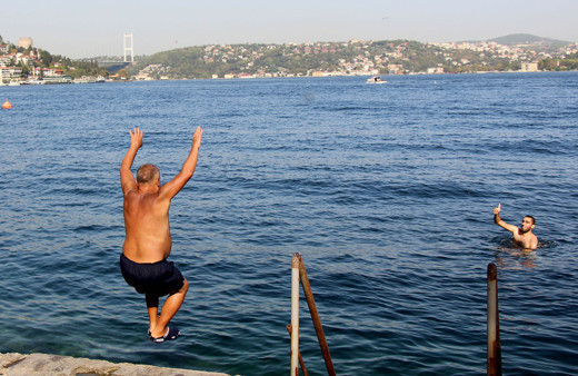 İstanbul kavruluyor! Sıcaklık 35 dereceye çıktı soluğu Boğaz'da aldılar