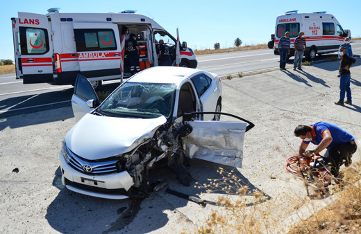 Tunceli'de feci kaza! İki araç kafa kafaya çarpıştı