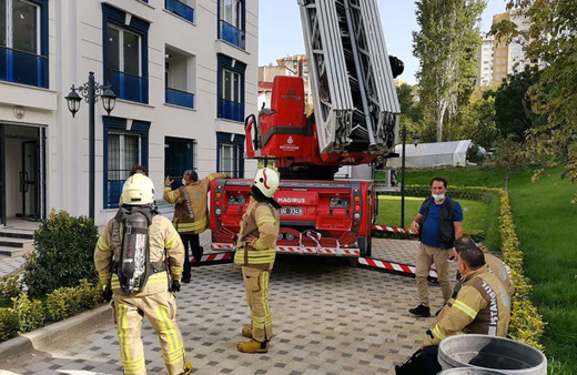 Küçükçekmece'de 15 katlı binada korkutan yangın