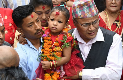 Nepal'de bu çocukları kucaklarından indirmeleri yasak! Sebebi ise bakın ne