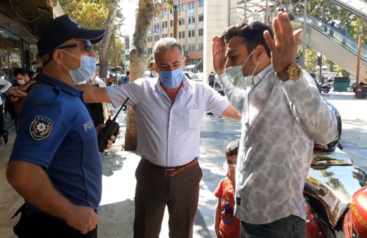 Kahramarmaraş'ta maske denetiminde kimlik isteyen polise direndi gerçek kısa sürede anlaşıldı