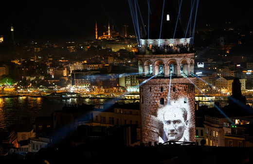 İstanbul'un simgelerinden Galata Kulesi tekrar ziyarete açıldı
