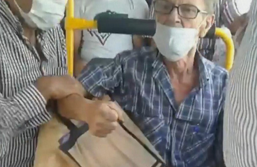 İzmir'de otobüste sosyal mesafe tartışması