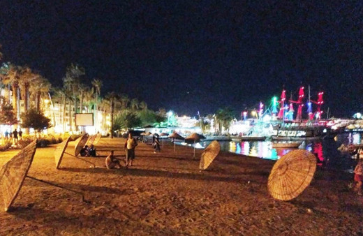 Muğla Marmaris'te şehir magandası plajdaki şemsiyeleri tek tek kırdı