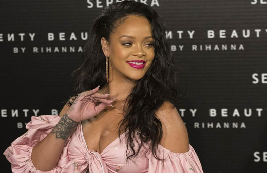 Karnı burnunda hamile Rihanna neredeyse çırılçıplak... Soğukta tül gecelikle cocuk dondu!