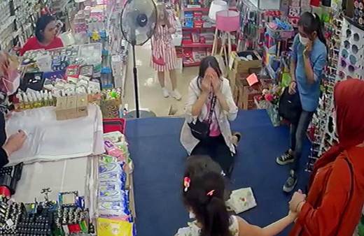 Alışveriş yapmak için gittiği mağazada beğendiği avize kafasına düştü