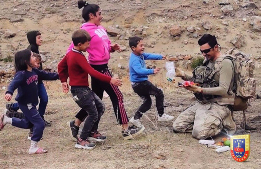 Mehmetçik çantasındaki kumanyasını çocuklarla paylaştı yüzleri bakın nasıl güldü