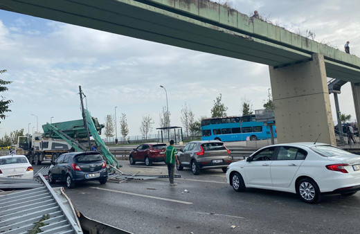 Kartal'da faciaya ramak kala: Vinç üstgeçitteki reklam panosuyla korkulukları devirdi