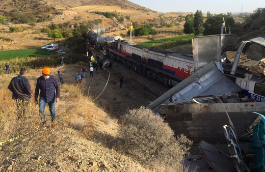 Son dakika Yozgat'ta 2 tren birbirine girdi kaza yerine çok sayıda ekip gönderildi