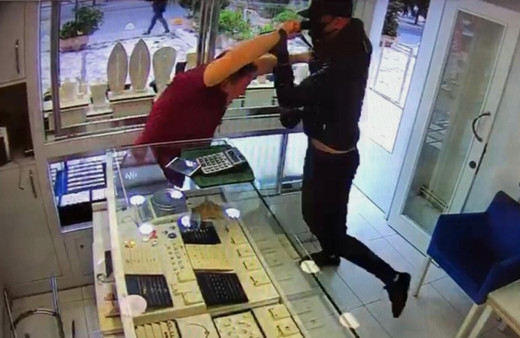 İstanbul Kadıköy'de kuyumcudaki soygun girişimi kamerada