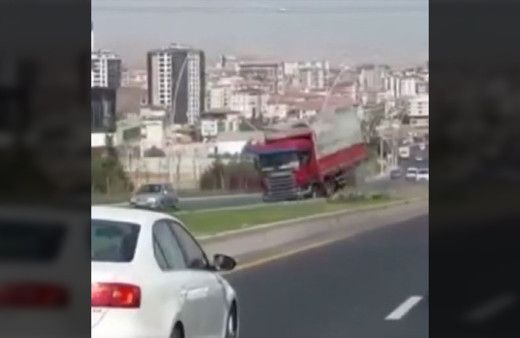 Ankara'da freni boşalan kamyon trafikte 2 kilometre geri gitti