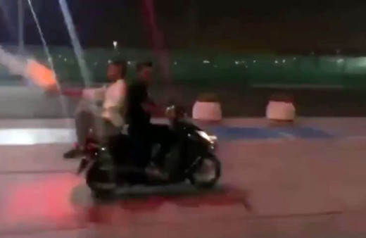 İstanbul'da maganda dehşeti! Motosikletle giderken havai fişek fırlattılar