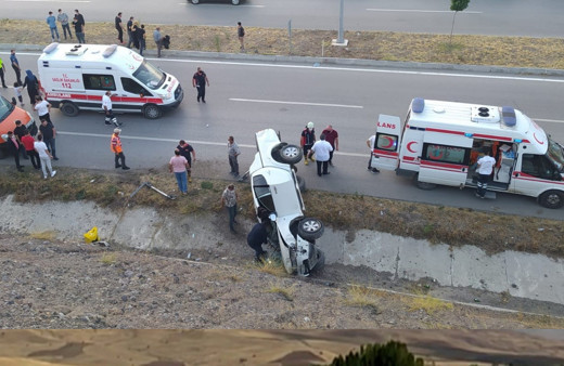 Çorum'da kontrolden çıkan araç devrildi! Yaralılar var