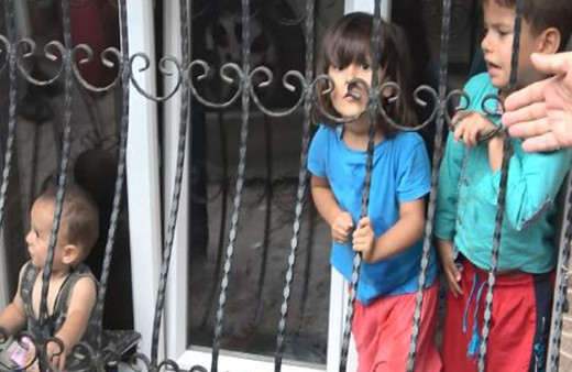 Pes dedirten olay! Esenyurtta evde yalnız bırakılan çocuklar için mahalleli seferber oldu