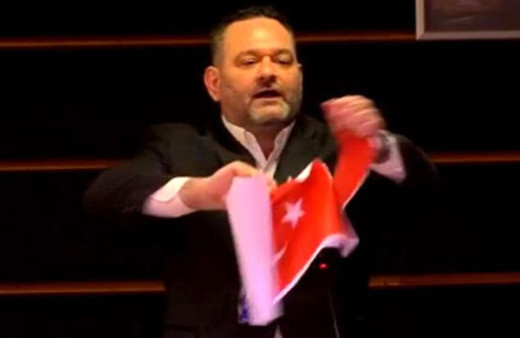 AP'de Türk Bayrağı'nı yırtan 'Altın Şafak' milletvekili Ioannis Lagos Yunanistan'da tutuklandı
