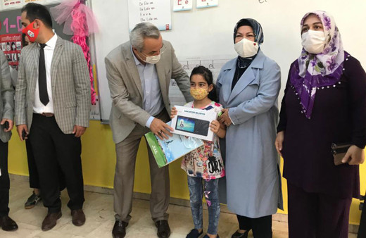 Sancaktepe’de ihtiyaç sahibi çocuklara tablet dağıtıldı