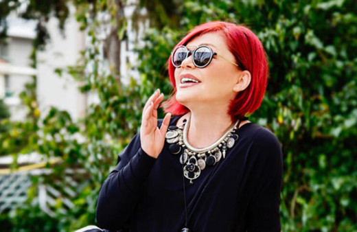 Emel Müftüoğlu'nun kızı şarkıcı çıktı! Annesine benzerliği şoke etti