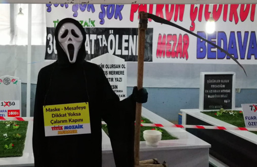 Çanakkale'deki fuarda mezar sergileyen firmadan şaşırtan yazı