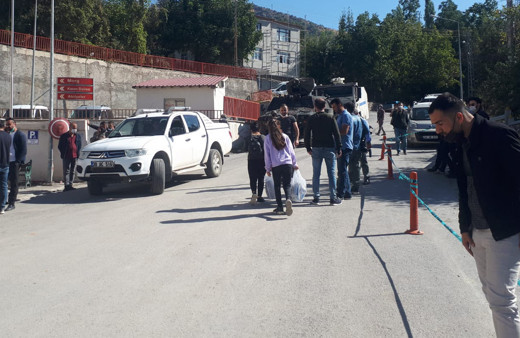 Hakkari'de boş arazide 2 erkek cesedi bulundu