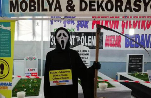 Çanakkale'de mezar sergileyen firma astığı yazıyla şaşkınlık yarattı: Patron çıldırdı...