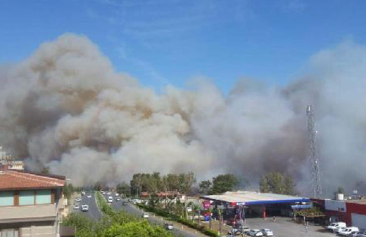 Göz gözü görmüyor! Hatay Belen'deki orman yangını yerleşim yerlerine sıçradı