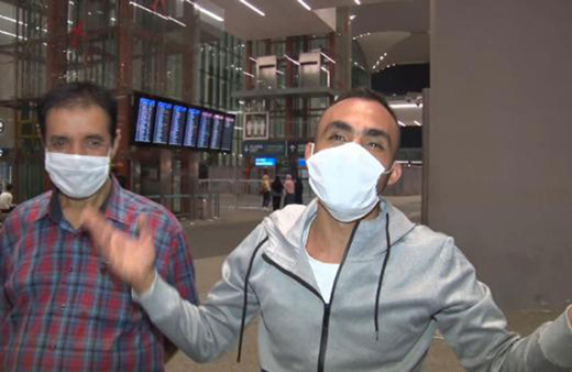 Libya'da alıkonulan iki Türk Türkiye'ye döndü; biri sevinçten yeri öptü