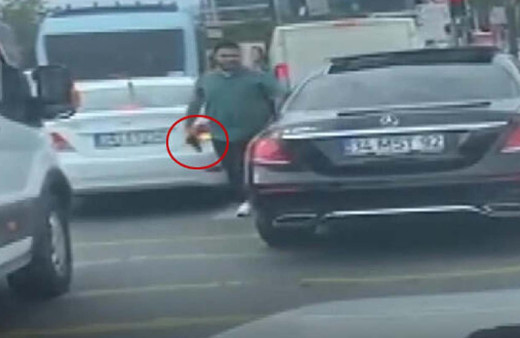 Pendik'te aracına sürten sürücüye silah çeken şahıs yakalandı