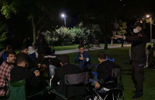 İstanbul'da haftasonu kalabalığı akşam da sürdü: Kadıköy Moda Sahili maskeden bir haber