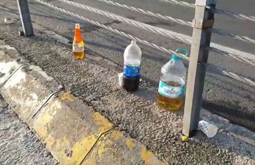 Bu kadar da olmaz! İdrarlarını pet şişelere yapıp bakın ne yaptılar