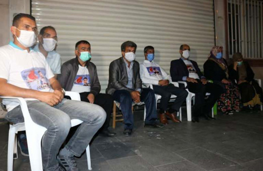 Diyarbakır'daki evlat nöbetine büyük saygısızlık! PKK marşı çaldılar...