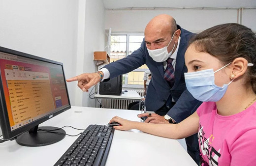 100 bin kişi başvurdu! Tunç Soyer çareyi 'askıda tablet' kampanyası yapmakta buldu