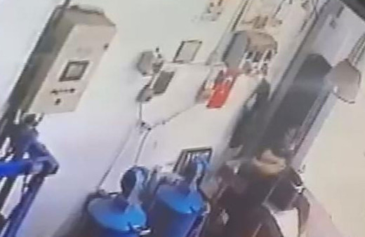 Başakşehir'de feci olay! Ellerine dezenfektan döküp, atıkları yakmaya çalışınca yandı