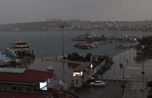 Çanakkale'de sağanak! Boğaz transit gemi geçişlerine kapatıldı