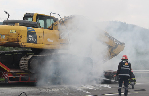 Düzce'de bir anda oldu! Otoyolun ortasında alev alev yandı