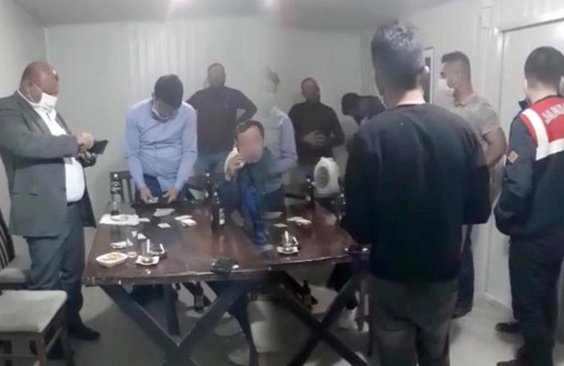 Adana'da bu  defa kumar oynadıkları yer pes dedirtti! Cezadan yine kaçamadılar