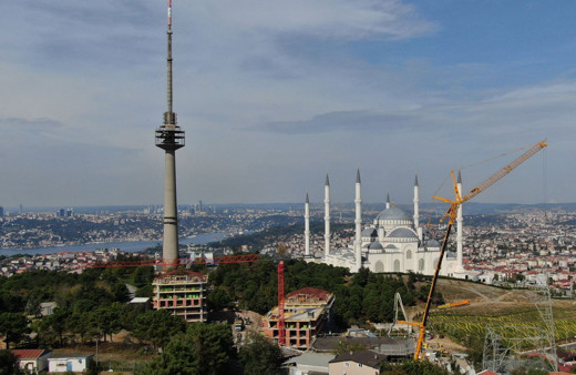 Çamlıca'da 40 yıldır hizmet veren TRT verici kulesinin sökümüne de başlandı
