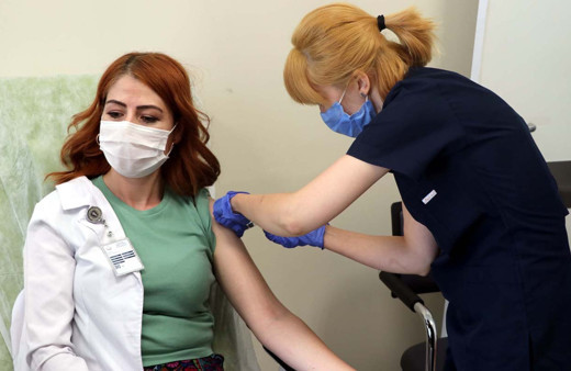 Kayseri Şehir Hastanesi'nde Çin'in geliştirdiği koronavirüs aşısı uygulanmaya başladı