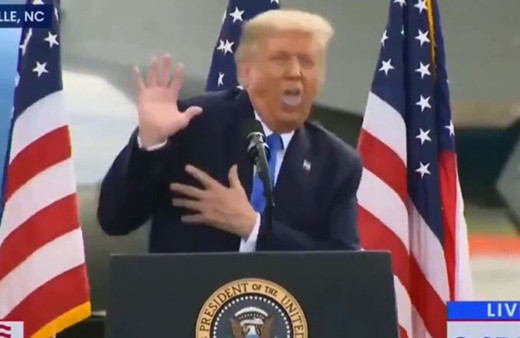 Trump rakibi Joe Biden’ı taklit ederek alay etti! O anlar sosyal medyada olay oldu