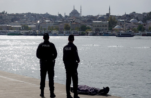 Kimliği belirlenemedi! Eminönü'nde denizde ceset bulundu