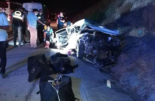 Adana'da hafif ticari araç ile otomobil çarpıştı! 4 kişi hayatını kaybetti