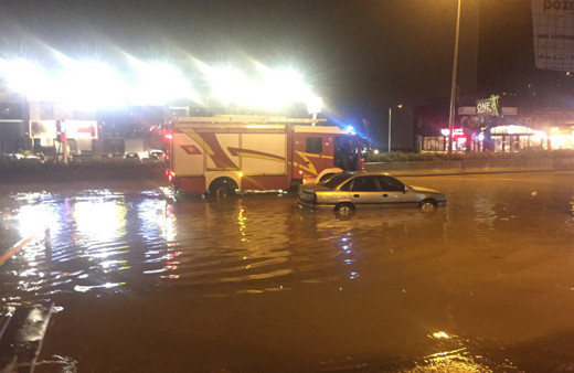 Ankara'da yağış hayatı felç etti