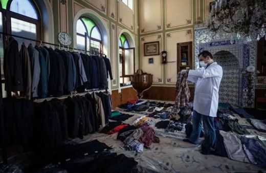 Taksim'de Selime Hatun Camii'nin imamı caminin kapılarını kimsesizlere açtı