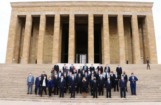 İçişleri Bakanı Süleyman Soylu muhtarlarla birlikte Anıtkabir'i ziyaret etti