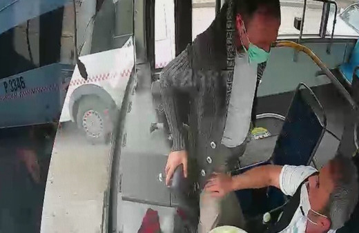 Kocaeli'de bir kişi istediği yerde inemeyince seyir halindeki otobüsün frenine bastı