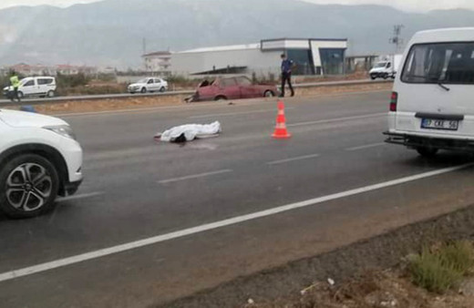 Antalya'da kaza yapan araçtan fırladı! Feci şekilde can verdi