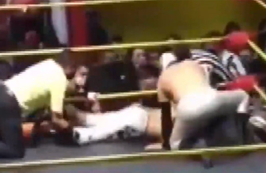 Ölen dövüşçünün rol yaptığını sanınca yardıma giden kişiye tekme attı