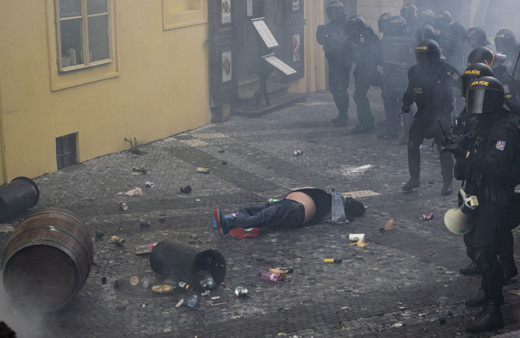 Çekya'da koronavirüs kısıtlamalarına protesto: 16 yaralı 20 gözaltı