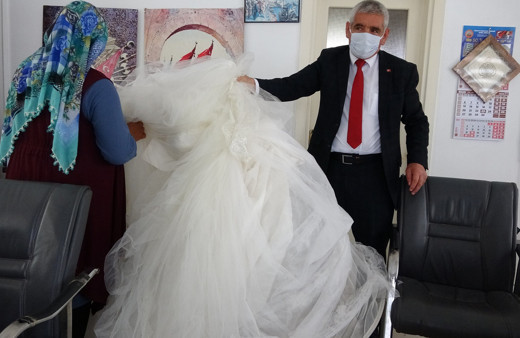 Çorum'da muhtar kolları sıvadı! Gelinlik alamayanlar için yaptığı uygulama herkesi şaşırttı