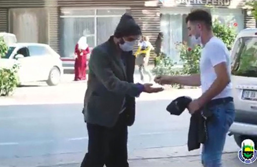 Tiyatro oyuncusu dilenci kılığına girdi 1 saate kazandığı paraya bak!