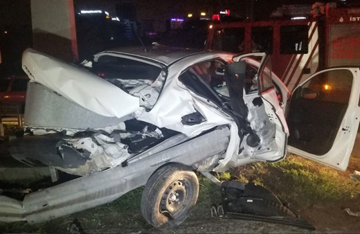 Bariyerlerin ok gibi saplandığı otomobildeki 2 kişi ağır yaralandı